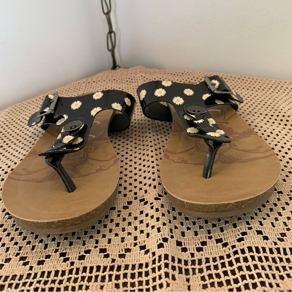 Blowfish Malibu Floral Daisy Sandals - Picture 3 of 11